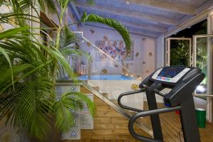 Villa Splantzia - Heated pool - Garden في مدينة خانيا: صالة ألعاب رياضية مع حمام سباحة في المنزل