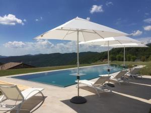 בריכת השחייה שנמצאת ב-Villa Podere Gaia 16Pax with AC and Pool by VILLASRETREATS או באזור