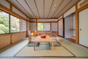 sala de estar con mesa y sillas en Ryokan Yamazaki, en Kioto