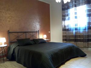 1 dormitorio con 1 cama con 2 lámparas y una ventana en Ai Gabbiani, en Verona