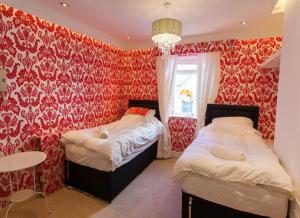Cama ou camas em um quarto em The Valleys House Cardiff Bay