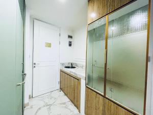 ein Badezimmer mit Glasdusche und Waschbecken in der Unterkunft Deluxe Room @ ArtDeco Luxury Hotel & Residence By Parker House in Bandung + 25 Fotos