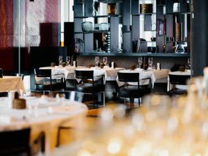 En restaurant eller et spisested på The Thief