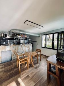 Habitación con mesa, sillas y cocina. en Escondida, en Niza
