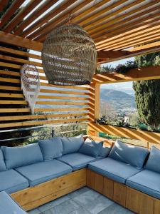 pérgola de madera con un sofá azul en el patio en Escondida, en Niza