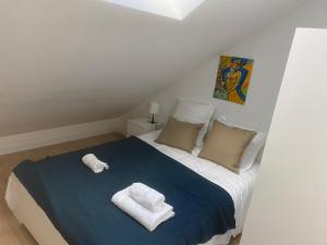 ein Schlafzimmer mit einem Bett mit Handtüchern darauf in der Unterkunft Le Yellow Peak - Centre Ville - Maison Boucicaut - BY PRIMO C0NCIERGERIE in Chalon-sur-Saône