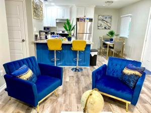 un soggiorno con 2 sedie blu e una cucina di NEW! close to Downtown, Malls & Premium Outlets, with Balcony a Weslaco