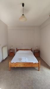 ein Schlafzimmer mit einem Bett und zwei Nachttischen in der Unterkunft Nikos Apartments A6 in Gialiskari