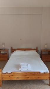 ein Schlafzimmer mit einem Bett mit einer weißen Matratze in der Unterkunft Nikos Apartments A6 in Gialiskari