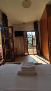 ein Schlafzimmer mit einem Bett mit Handtüchern darauf in der Unterkunft Nikos Apartments A6 in Gialiskari