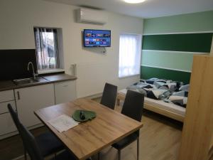 Habitación con mesa de comedor y cama en Veroland Magánszálláshely en Hódmezővásárhely