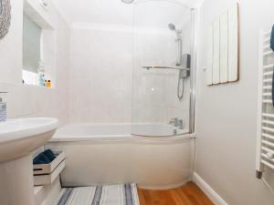 Et badeværelse på Sea Beach Cottage + 27 billeder