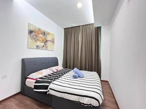 - une chambre blanche avec un lit dans l'établissement Jeff and Ricky homestay 67@Vivacity Megamall, à Kampong Tabuan