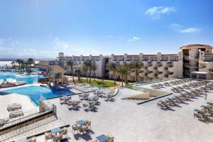 einen Luftblick auf ein Resort mit einem Pool in der Unterkunft The V Luxury Resort Sahl Hasheesh in Hurghada