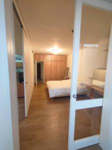 uma sala com um quarto com uma cama e uma porta em Havakouk Beach apartment em Tel Aviv