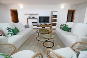 卡萊塔德菲斯泰的住宿－MILÚ GOLF LUXURY HOUSE，客厅配有白色沙发和电视