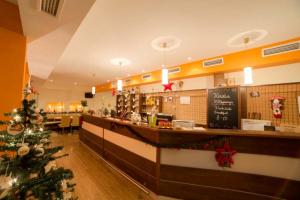 a restaurant with a christmas tree in front of a counter at Magnus Klause in Mariazell