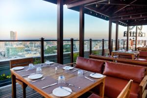 een eetkamer met een tafel en uitzicht op de stad bij Aura Suites in Dar es Salaam