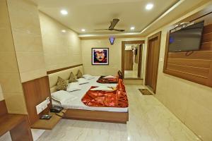 Postel nebo postele na pokoji v ubytování BABA GUEST HOUSE AJMER