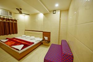 Postel nebo postele na pokoji v ubytování BABA GUEST HOUSE AJMER