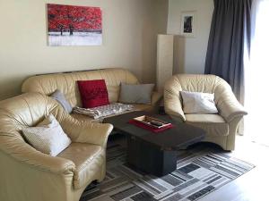 Bungalow Rudensicht في Freest: غرفة معيشة مع أريكتين وطاولة قهوة