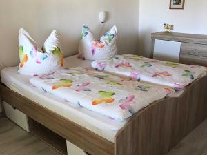 Bungalow Rudensicht في Freest: سرير ووسادتين عليه