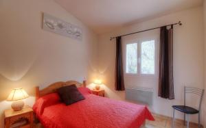 ein Schlafzimmer mit einem roten Bett und einem Fenster in der Unterkunft Les bergeries d'Ogliastrello in Figari