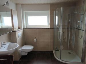 La salle de bains est pourvue d'une douche, de toilettes et d'un lavabo. dans l'établissement Ferienwohnung Doris, à Sinsheim