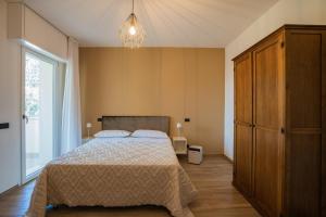 Borgo Santa MariaにあるTenuta dei Franceschiのベッドルーム1室(ベッド1台、大きな窓付)