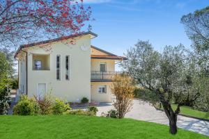 Borgo Santa MariaにあるTenuta dei Franceschiの緑の庭と木のある家