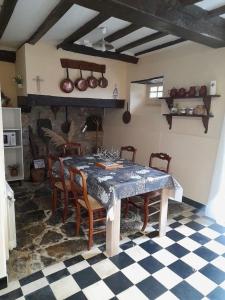 kuchnia ze stołem i krzesłami w pokoju w obiekcie Maison de vacances au cœur des Pyrénées w mieście Eysus