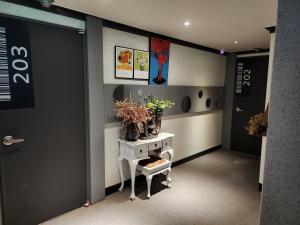 Cette chambre comprend une table avec des plantes. dans l'établissement Alps Motel, à Incheon