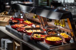 ein Buffet mit vielen verschiedenen Gerichten in der Unterkunft Imperial Hotel Ostrava in Ostrava