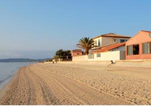Fotografia z galérie ubytovania Maisonnette climatisée à 35m de la plage de La Capte Hyères v destinácii Hyères