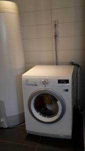 - Lavadora y secadora en una habitación pequeña en Lyngen Apartments, en Lyngseidet