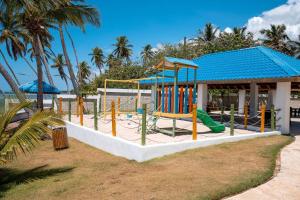 een park met een speeltuin met een glijbaan bij Escape To Paradise Beachfront 2br beach in La Puntica de Juan Dolio