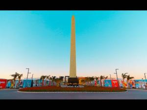 Ein großer Obelisk in der Mitte einer Straße. in der Unterkunft Porto Said Resort Rentals in Port Said