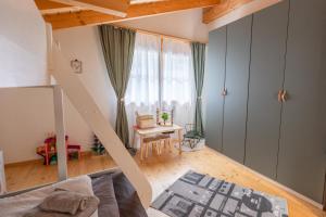 a room with a bed and a table and a window at Königin der Alpen in Beatenberg