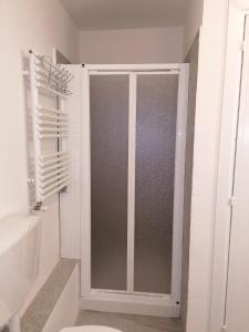 La salle de bains est pourvue d'une douche avec une porte en verre. dans l'établissement La Casetta di Mimmi, à Castel Viscardo