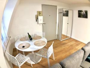 Habitación con mesa, sillas y sofá en La Tour de Jeanne : Hypercentre charme et design en Ruan