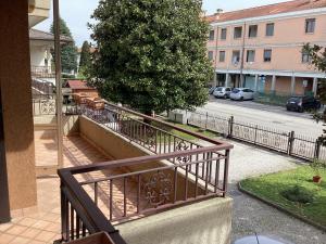 een balkon met een houten hek en een boom bij appartamento a 1/2 ora da Venezia in Camponogara