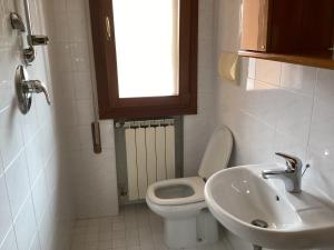 een kleine badkamer met een toilet en een wastafel bij appartamento a 1/2 ora da Venezia in Camponogara