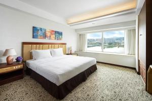 Letto o letti in una camera di Regal Riverside Hotel