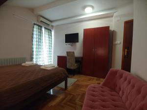 Televízia a/alebo spoločenská miestnosť v ubytovaní Hotel Koliba na Grzi