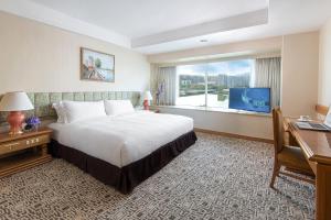 Un pat sau paturi într-o cameră la Regal Riverside Hotel