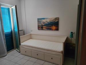 a bed in a room with a picture on the wall at Villetta sul mare in Termoli