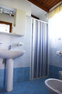 Marina Lunga في ليباري: حمام مع حوض ودش