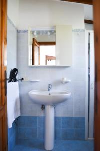 Marina Lunga في ليباري: حمام مع حوض أبيض ومرآة