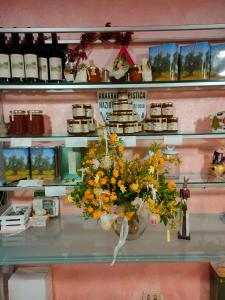 une étagère avec un vase de fleurs sur une table dans l'établissement Bio Agriturismo Il Cavone, à Sovana