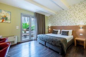 pokój hotelowy z łóżkiem i oknem w obiekcie Relais Bellaria Hotel & Congressi w Bolonii